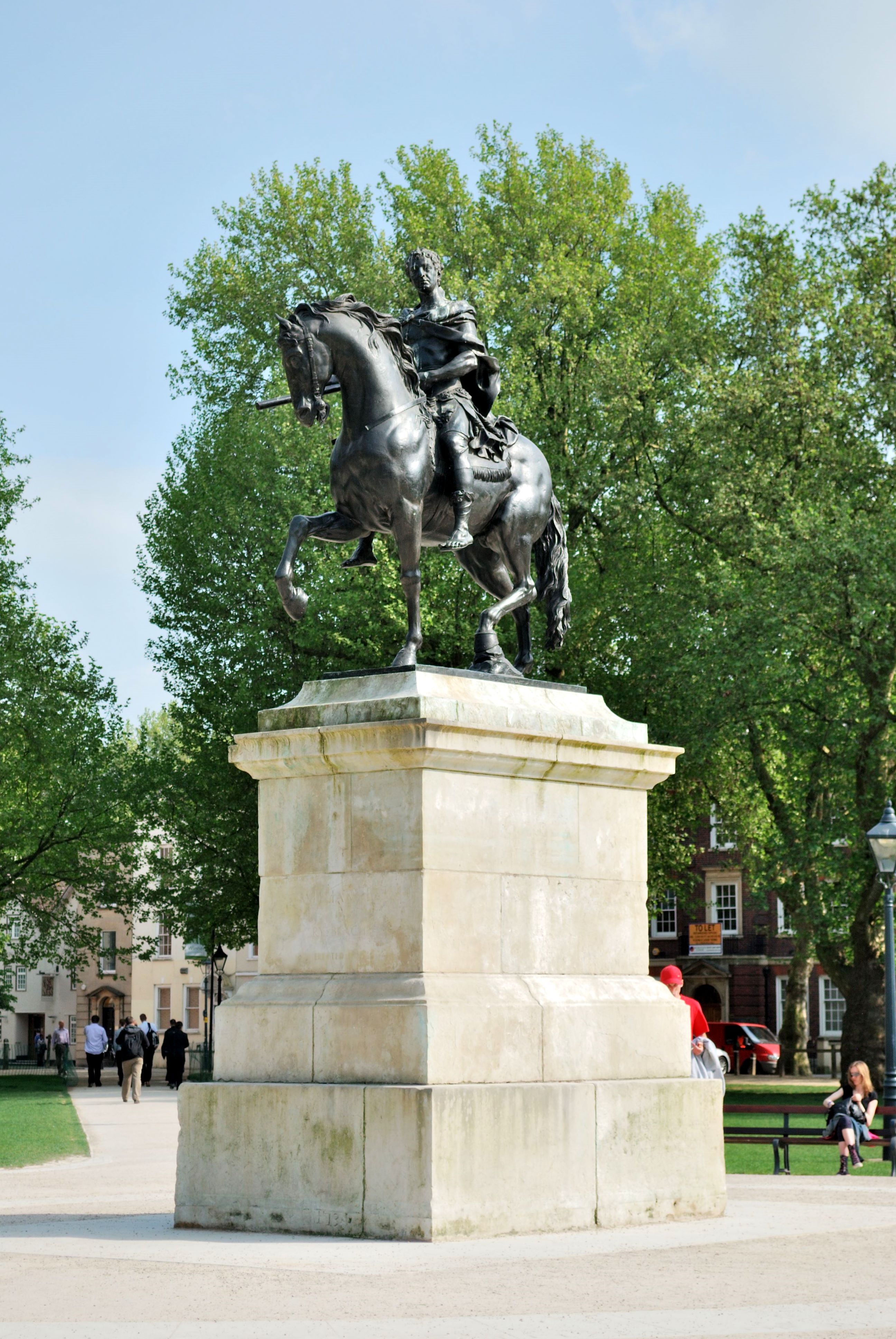 Queen_Square,_BristolKing_William_III_statue_