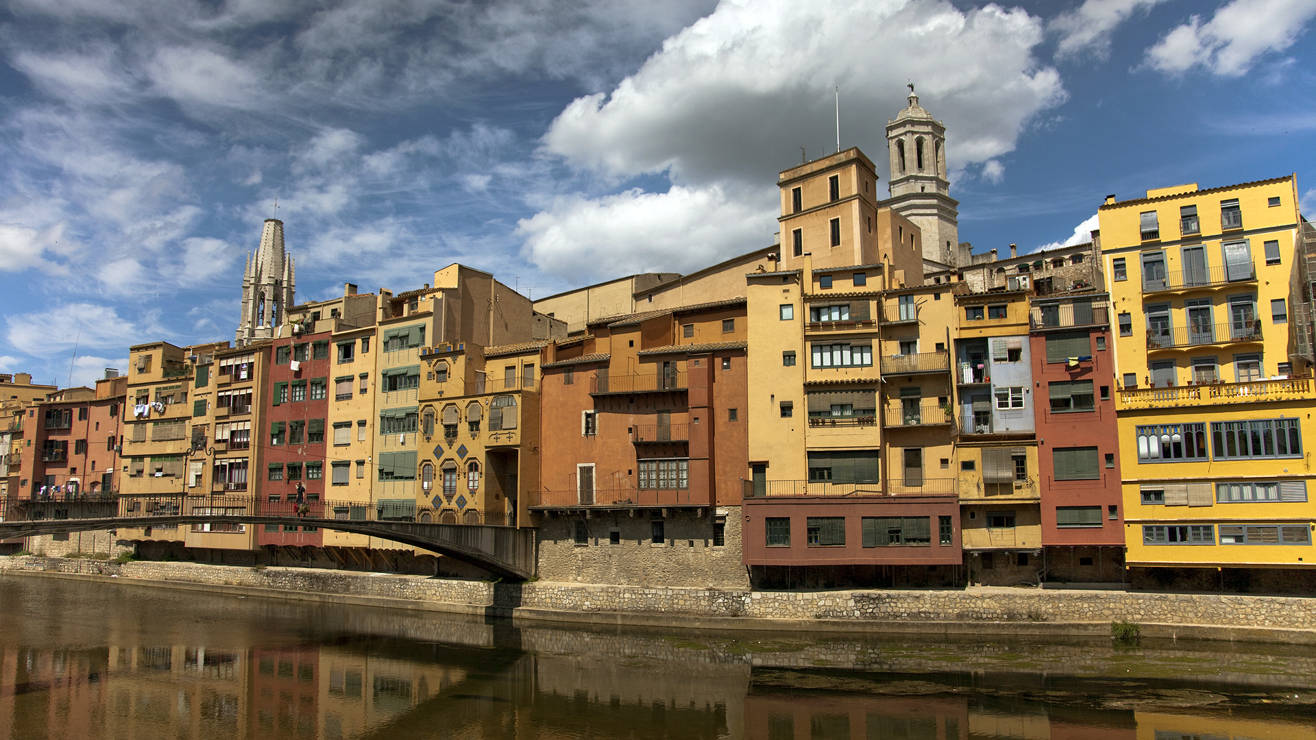 Girona_Spain_buildings_along_the_river