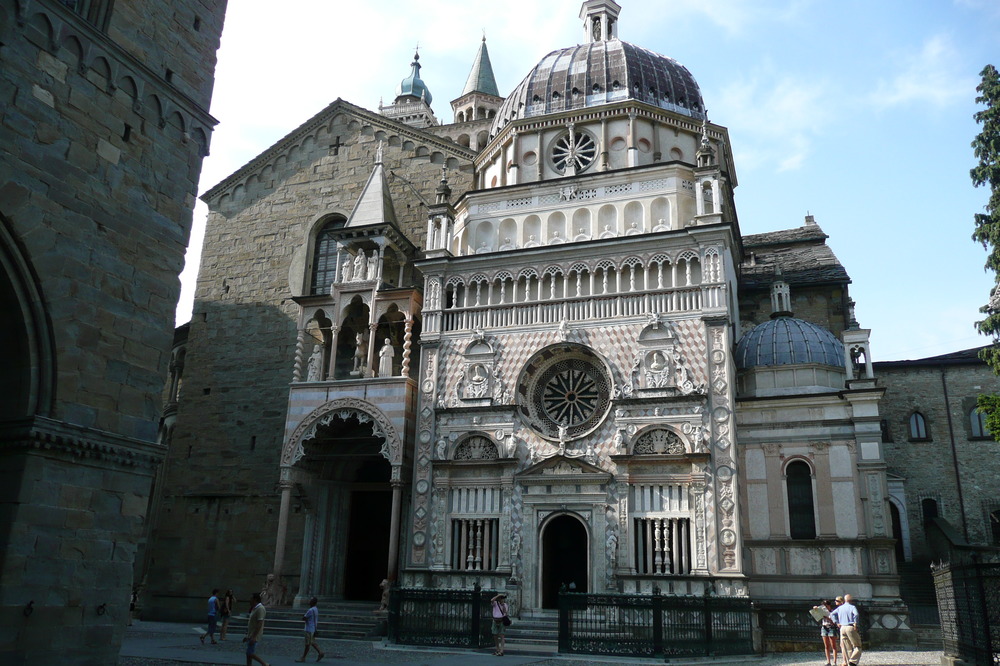 Bergamo-alta-la-Basilica-di-S-Maria-Maggiore-e-lattigua-cappella-Colleoni-a28717147