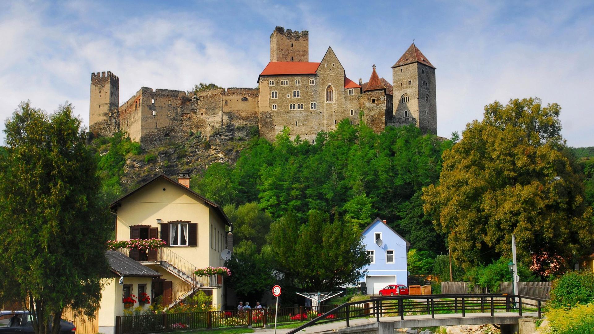 romanesque_castle_in_hardegg_austria